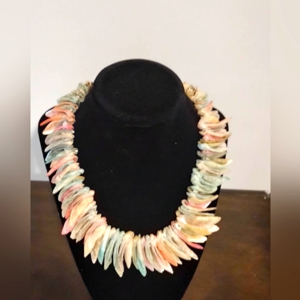Vintage and colorful sea shell necklace with screw closure - Picture 7 of 7